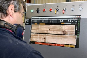El operario introduce en el escáner los parámetros necesarios para obtener el mejor aprovechamiento de la madera en función de la calidad final que el cliente quiera.