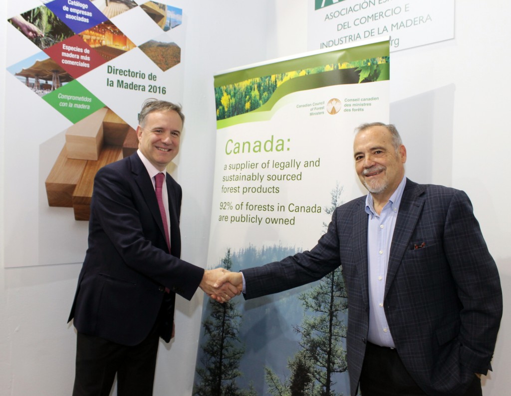 Alberto Romero, Secretario General de AEIM (izda.), junto a Isidro García, agregado comercial para las industrias forestales de la Embajada de Canadá en España.
