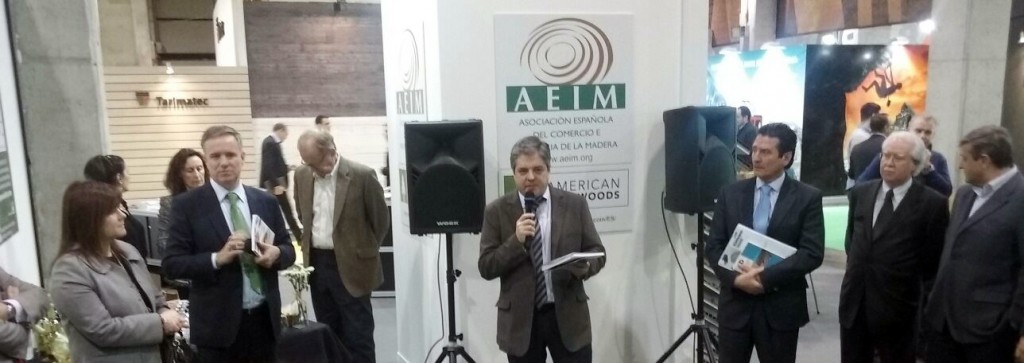 La nueva publicación fue presentada por el Presidente de AEIM, Carles Alberch, en la zona común de exposición de asociados en la Feria