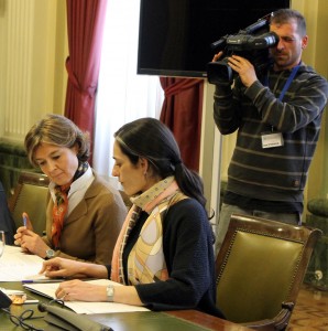A la izquierda Isabel García Tejerina, Ministra de Agricultura, Alimentación y Medio Ambiente.