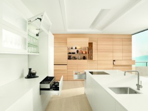 Las cocinas sin tiradores siguen estando muy de moda. Blum ofrece una amplia gama de soluciones de herrajes para su alto confort.