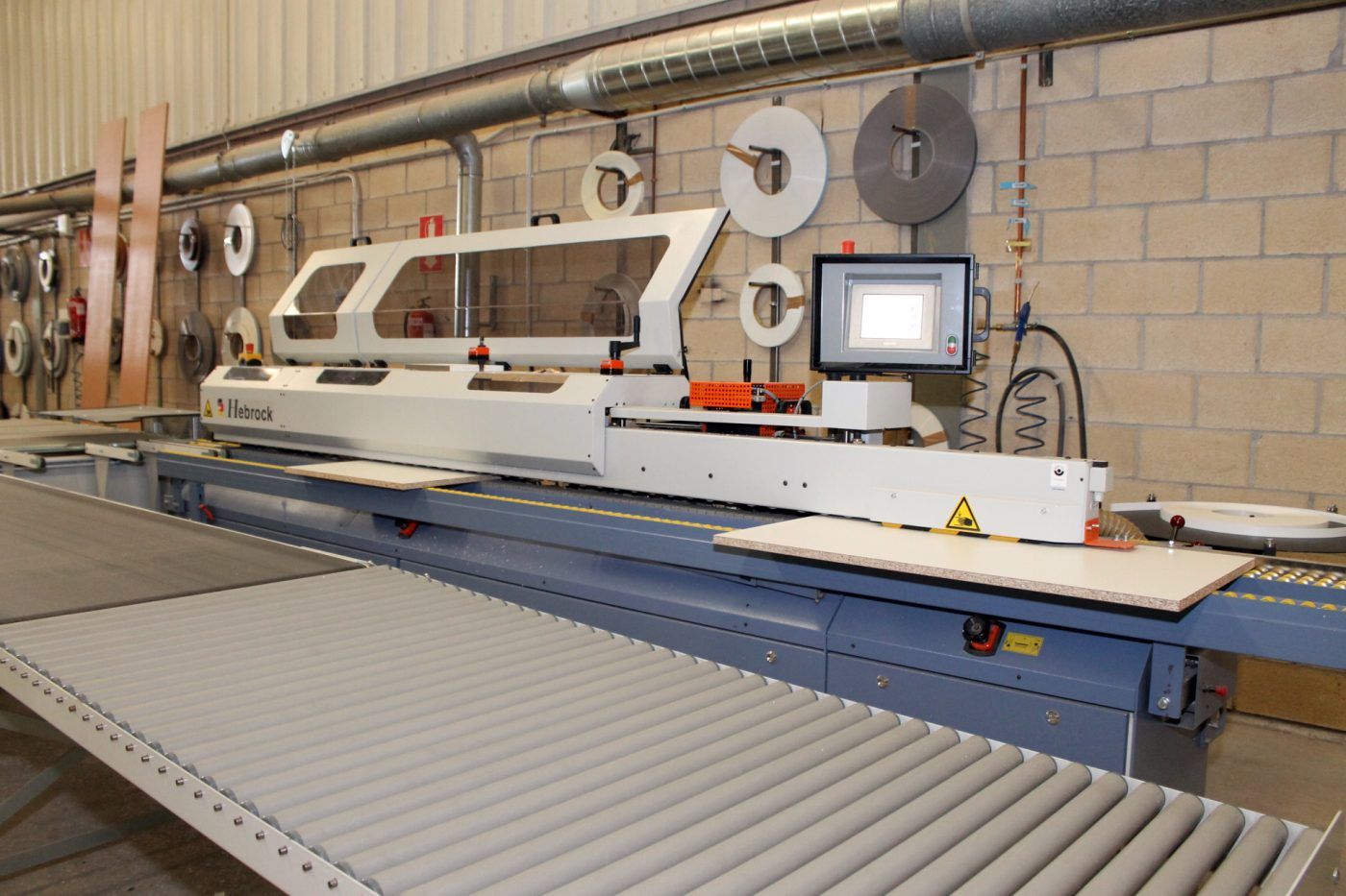 LAYNER adquiere la primera chapeadora HEBROCK de canteado por láser