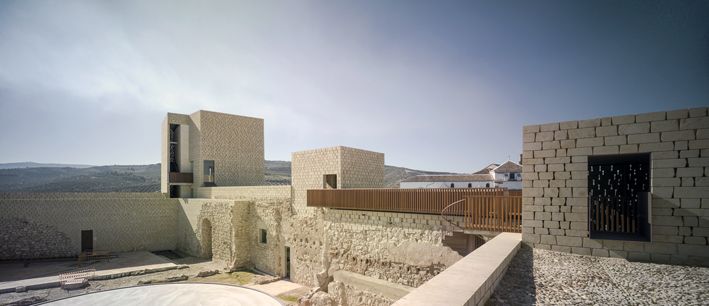 Grupo GUBIA ejecuta un sistema de pasarelas en madera de iroco para visitar las ruinas del Castillo de Baena