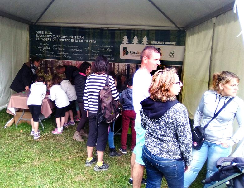BASKEGUR promociona la madera en el Herri Urrats