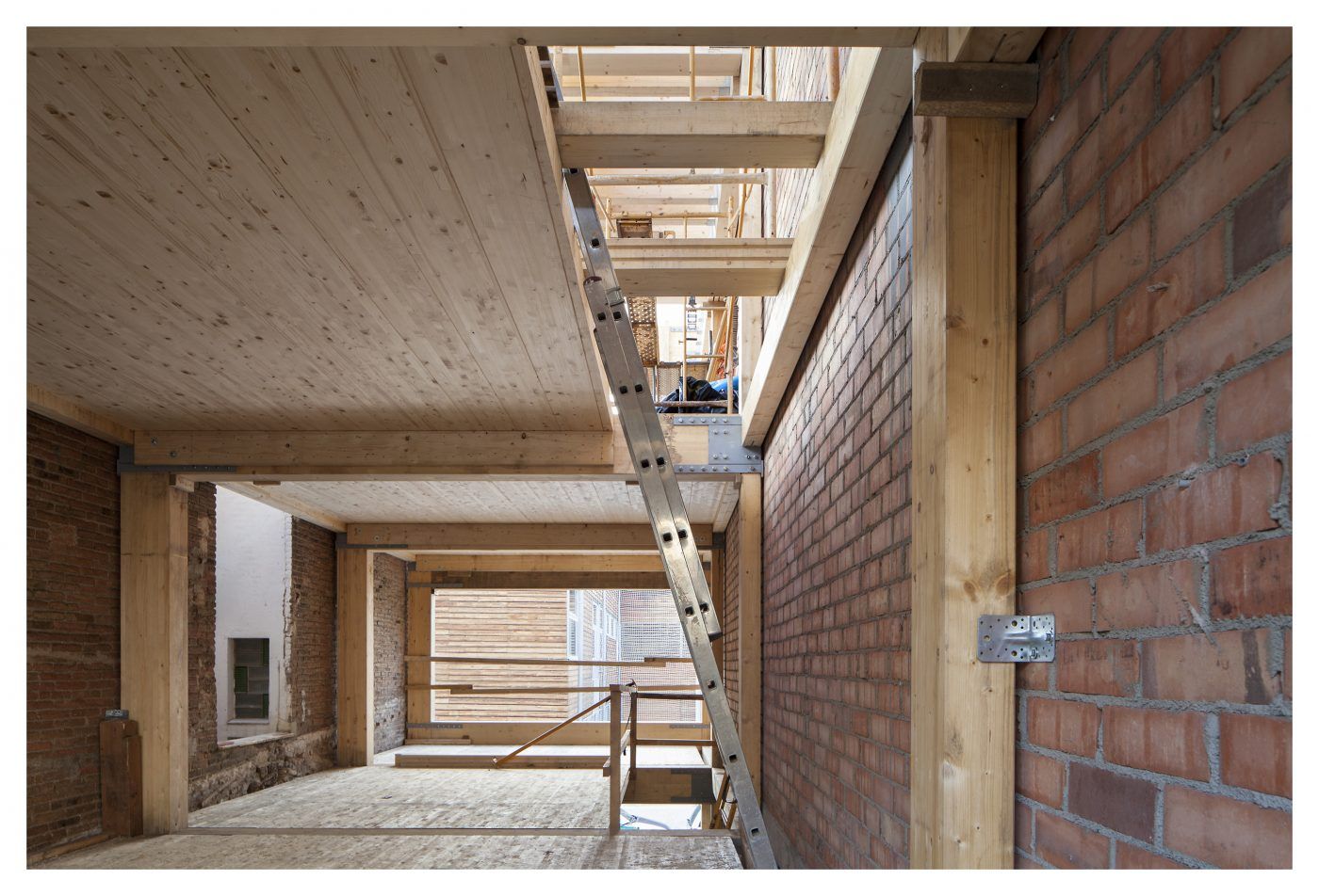 HOUSE HABITAT concluye un edificio de madera con planta baja más tres pisos en El Prat de Llobregat