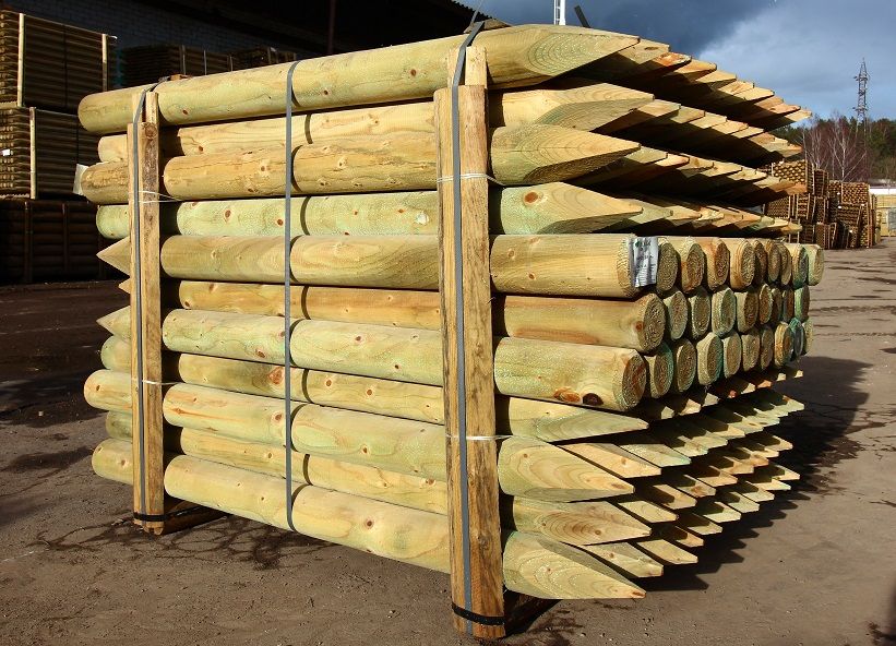 Postes impregnados y vallas trenzadas