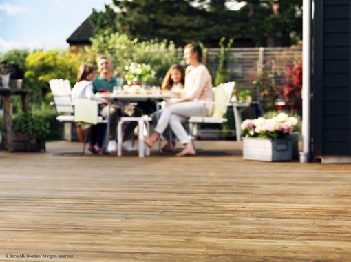 Renovación de las tarimas de madera de exterior en otoño