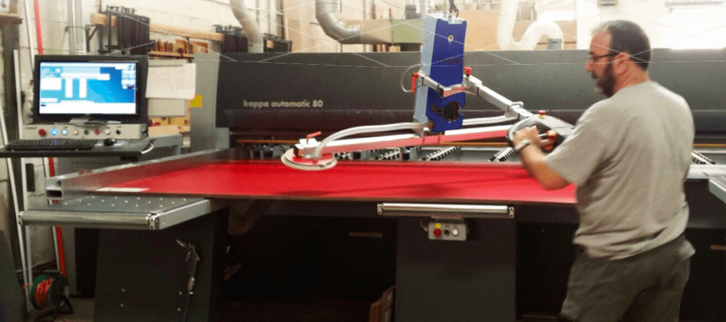 IMFASA fabrica con HPL cabinas para gimnasios y hospitales