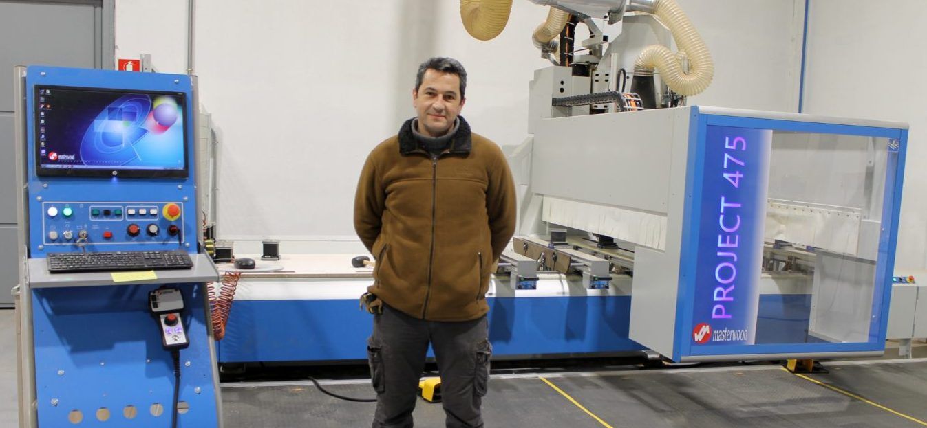 EBENUM PIROS persigue la alta decoración con un cinco ejes de MASTERWOOD