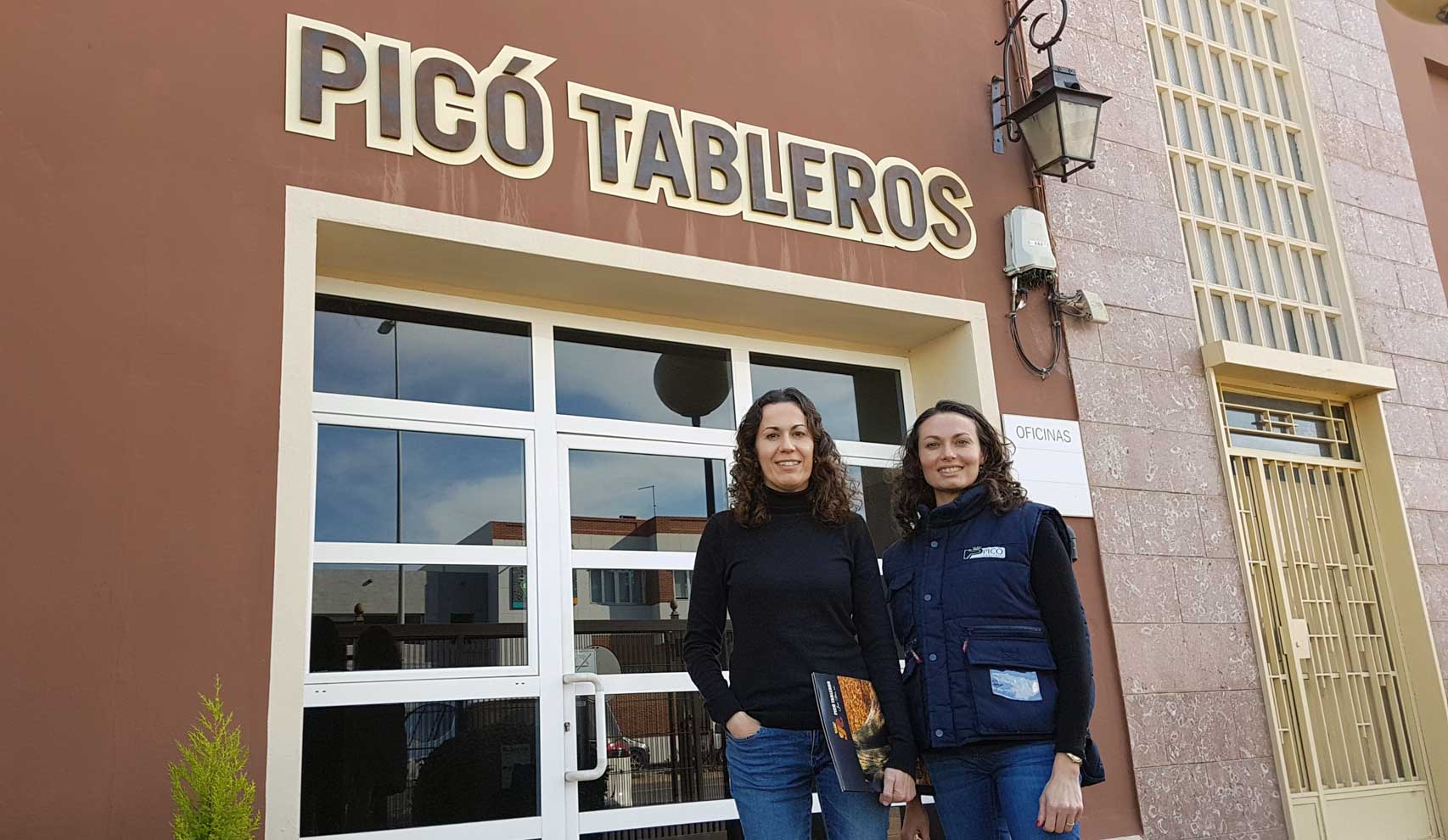 Mujeres con madera en PICÓ TABLEROS