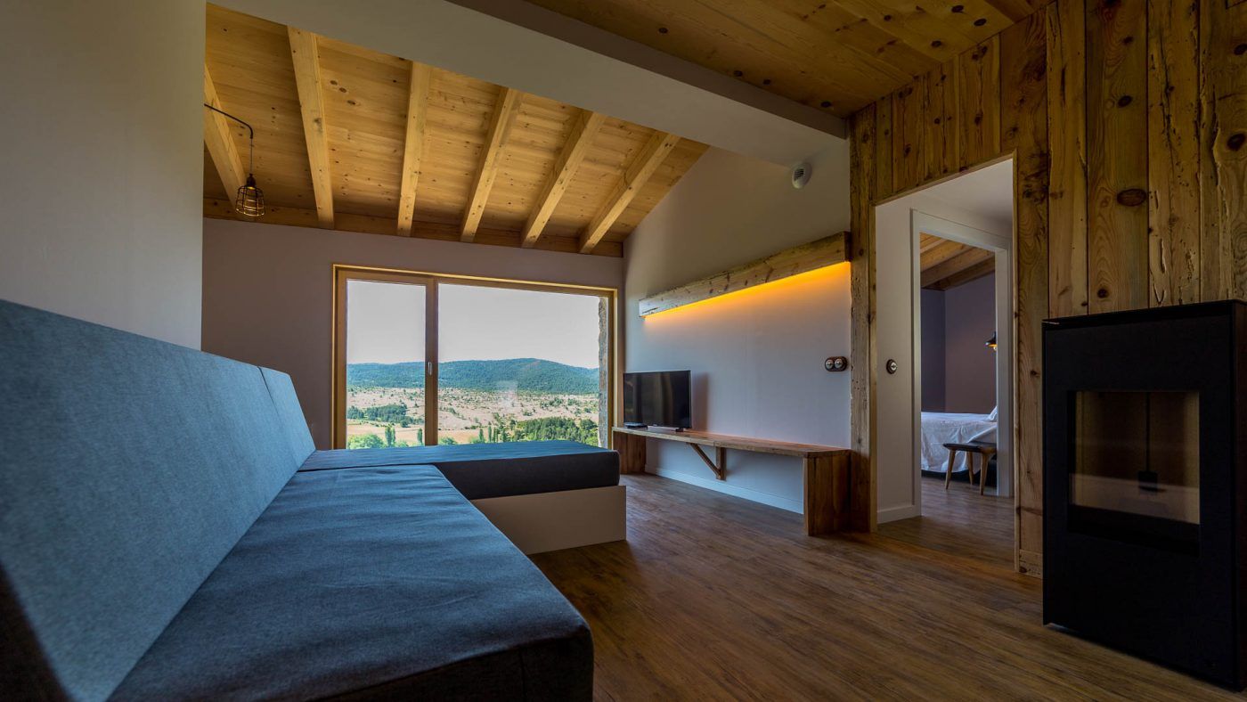 Cal Rossa, alojamiento rural positivo de madera que genera más energía de la que consume