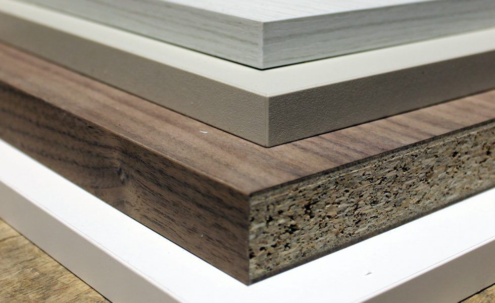 La chapeadora de cantos F4 de HEBROCK también está en TABLEROS HUERTAS