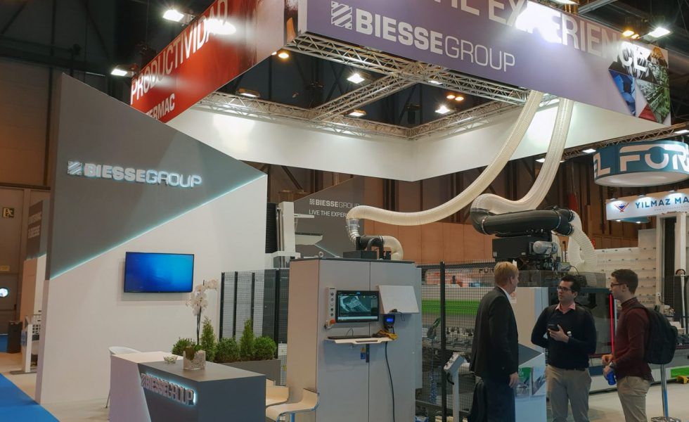 Mecanizado de perfiles y preparación simultánea del vidrio para la ventana