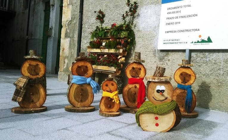 A Veiga decora la Navidad con adornos de madera