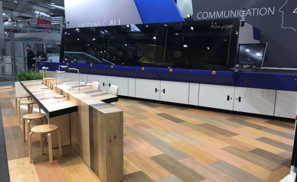 EFI™ se asocia con BÜRKLE para la comercialización de soluciones de decoración digital en madera con EFI Cubik