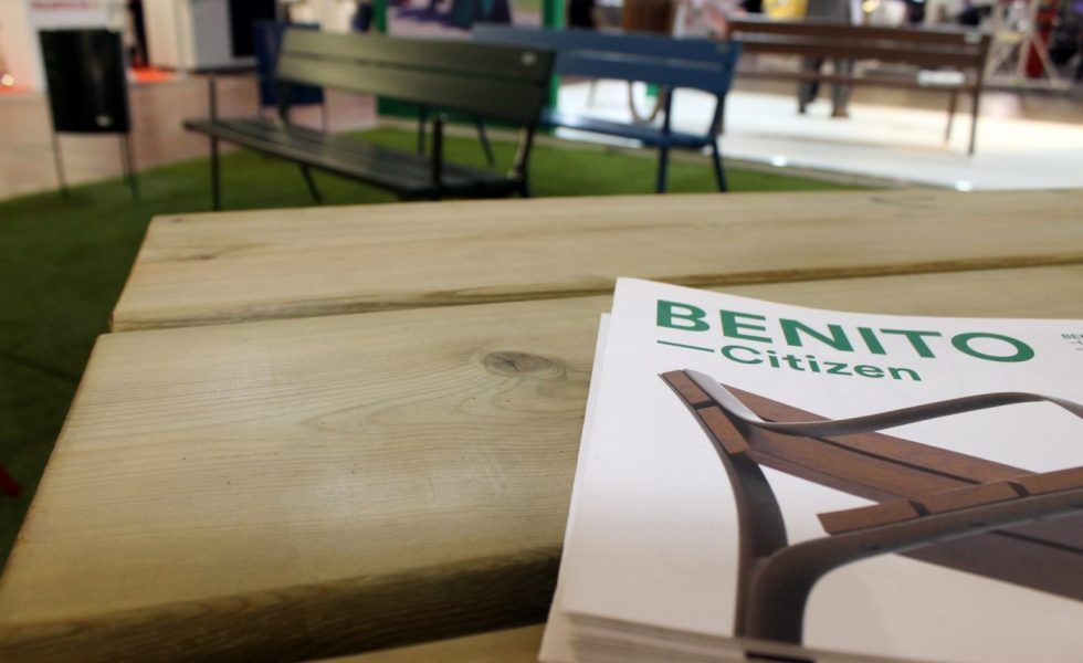 La madera continúa reinando en el mobiliario urbano