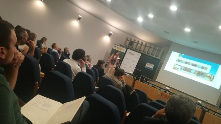 “La vivienda, como un ser vivo que la consideramos, debe integrarse en el terreno”