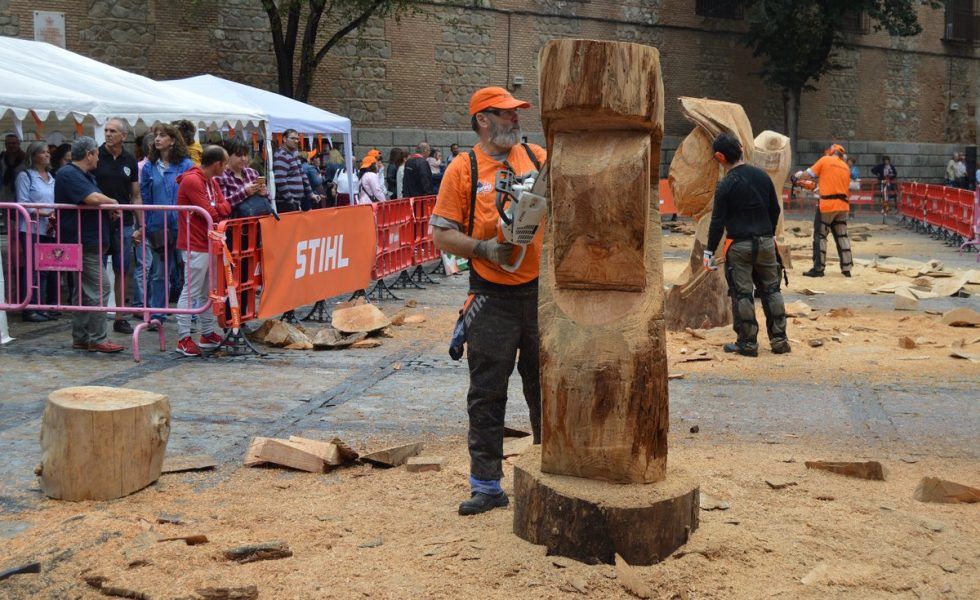 Cinco artistas de carácter internacional demuestran su destreza en la escultura con motosierra en Toledo