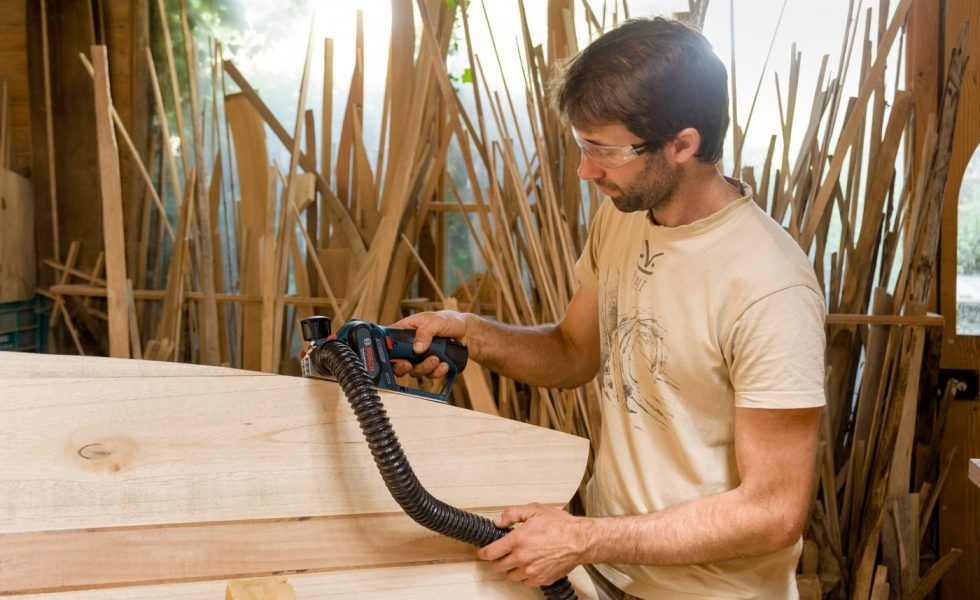Herramientas eléctricas profesionales de BOSCH dan los últimos retoques a tablas de surf sostenibles «made in Portugal»