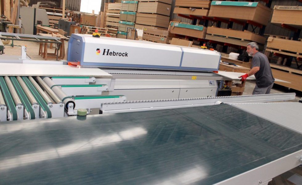 MADERAS JOAQUIN GARCIA suma nuevos colores y grosores en el tablero con su nueva chapeadora HEBROCK