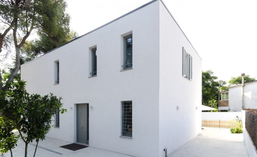 ARQUIMA realiza una vivienda sostenible en blanco puro