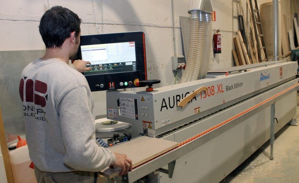 MB CONCEPT se sube al vagón del canteado por inyección, con cola PUR