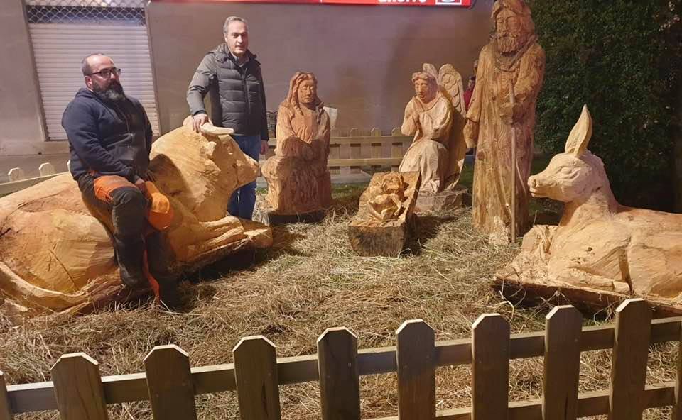Arcade presume de un Belén con figuras de madera talladas con motosierra