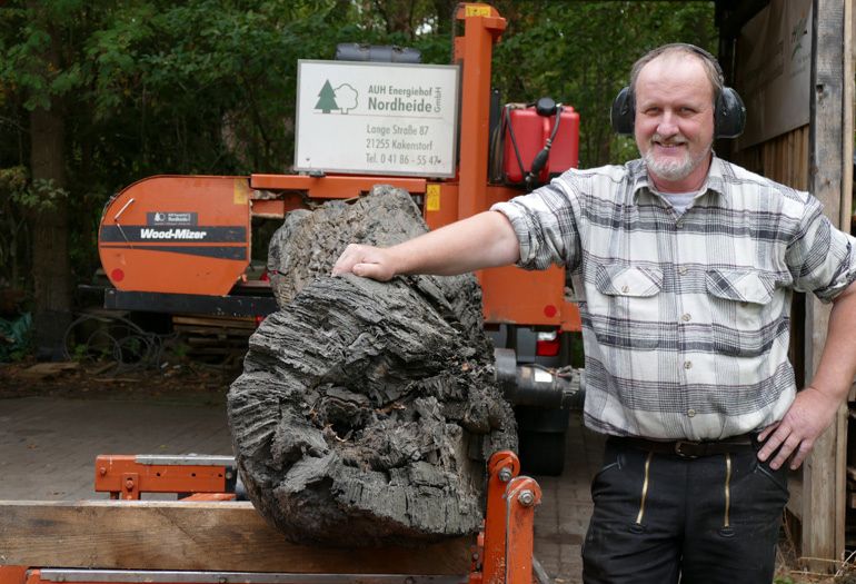 Un aserradero WOOD-MIZER corta troncos de roble de turbera