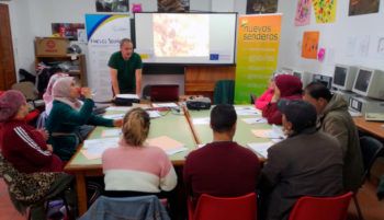 Nueve mujeres y hombres de nacionalidad marroquí se forman en el oficio de la resina