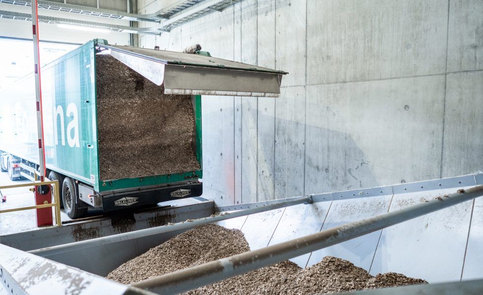 La planta de cogeneración de leña en Sisslerfeld (Suiza) suministra electricidad a 17.500 hogares