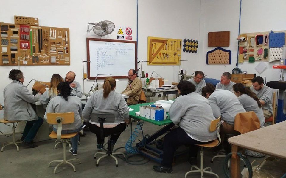 La Escuela de la Madera de Encinas Reales oferta cursos de mueble, tapizado, carpintería y barniz