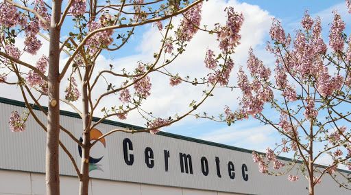 CERMOTEC aplaca sus puertas con aire caliente y canto láser, logrando un acabado extraordinario