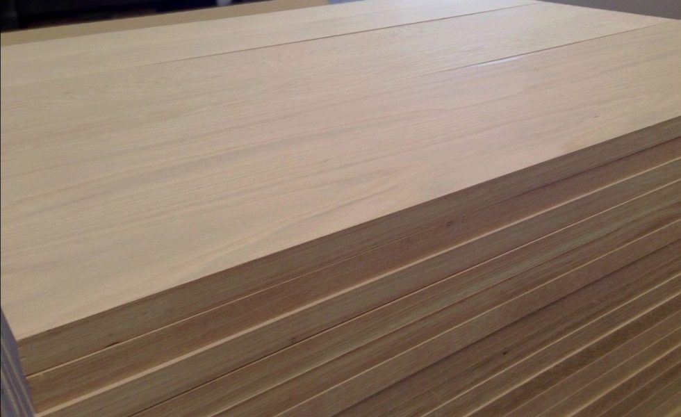 Peldaños macizos en Roble Americano