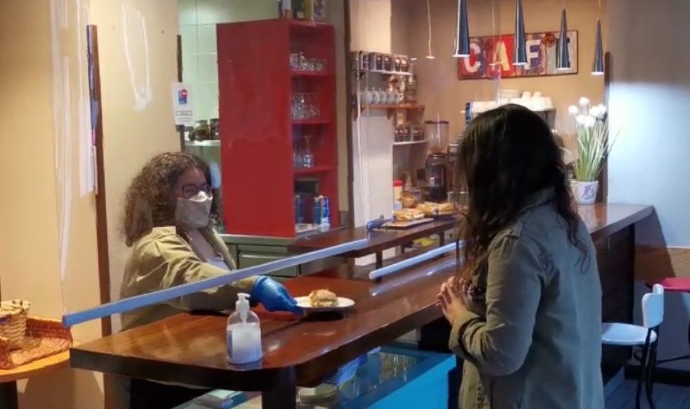 Enrollables y paneles fijos frente al COVID-19