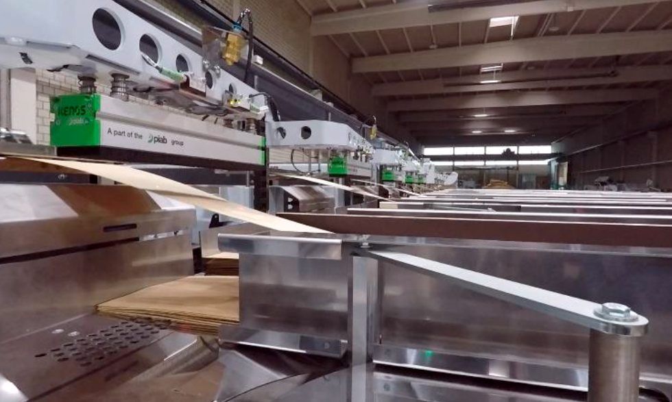 Manipulación automática individual de chapas de madera para revestimientos