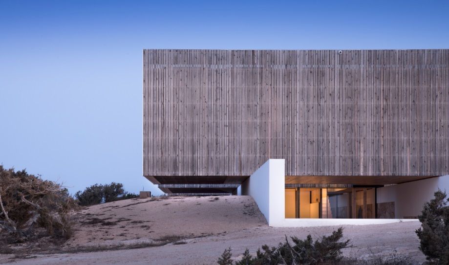 GABARRÓ viste con madera termotratada LUNAWOOD dos proyectos de Marià Castelló