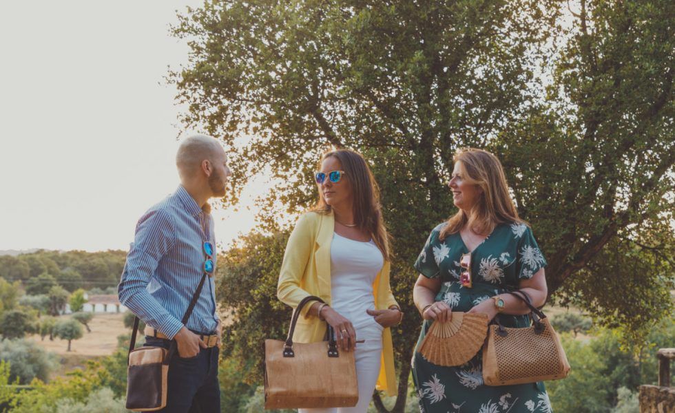 CORCHO POR NATURALEZA transforma un trocito de la dehesa extremeña en un regalo sostenible