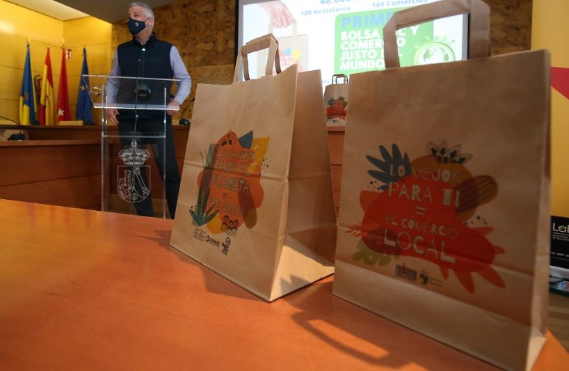 Torrelodones, primer municipio del mundo en repartir bolsas certificadas sostenibles y de comercio justo