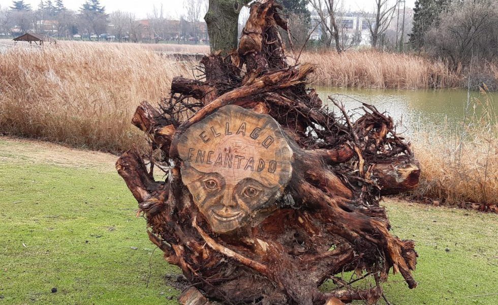 El LAGO ENCANTADO, un nuevo reclamo turístico con esculturas de madera