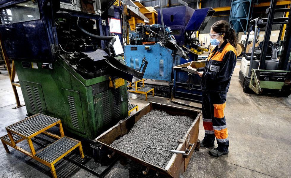 La fábrica de clavos industriales DUO FAST ha pasado en un lustro de no contar con personal femenino a alcanzar el 20% de la plantilla total
