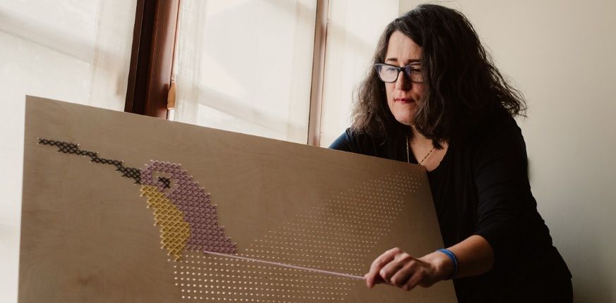 LuNe lleva el arte del punto de cruz a la madera