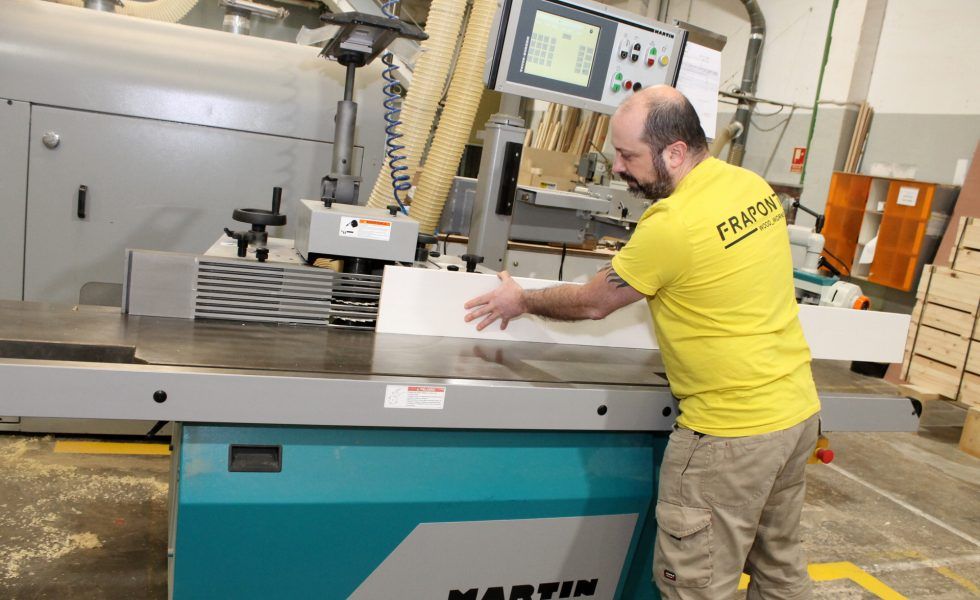 FRAPONT afina su precisión con una tupí y una escuadradora digital de MARTIN