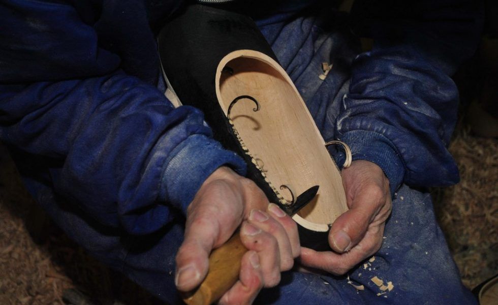 Los madreñeros, un oficio que se mantiene gracias a la herencia familiar