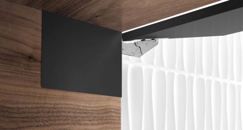 Cómo integrar completamente en la pared lateral de un armario alto un soporte resistente para puertas elevables