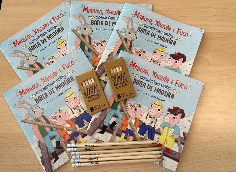 Los tres cerditos muestran a los escolares cómo se construyen bateas de madera