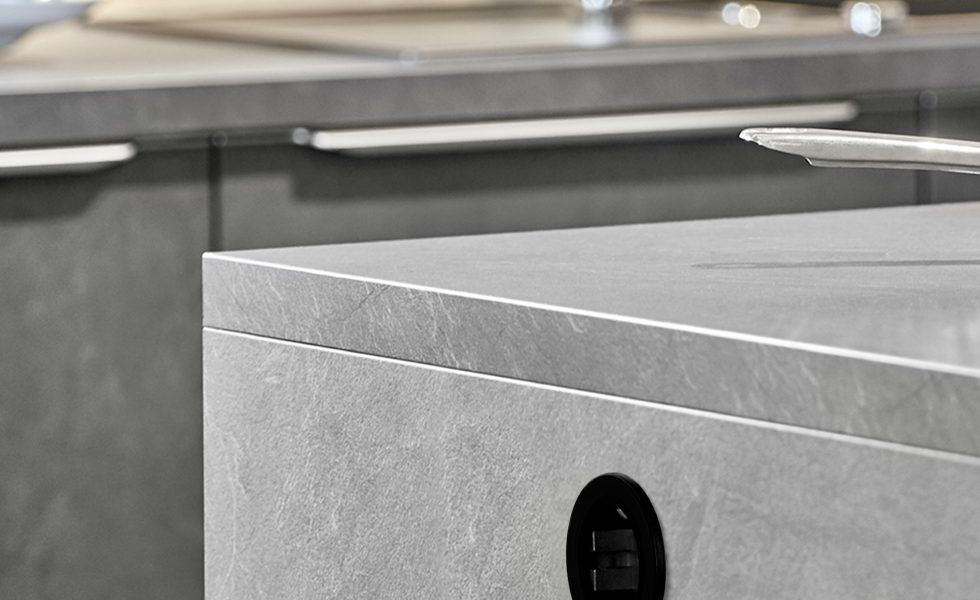 EMUCA presenta seis multiconectores para cocina, oficina y hogar