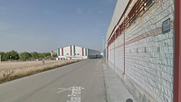 Cuatro personas intoxicadas en un incendio declarado en una carpintería de Santa Cruz de la Zarza