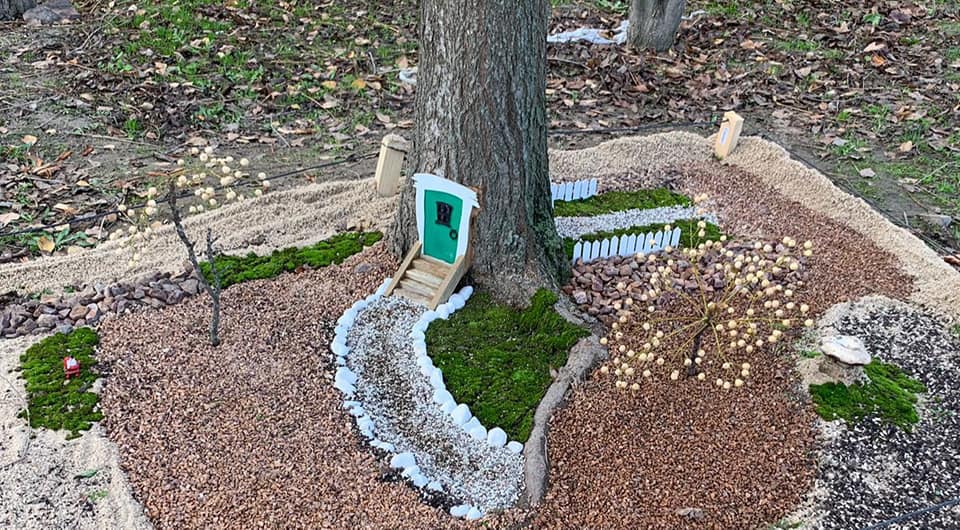 El Ayuntamiento de El Gordo decora sus árboles como casitas de cuento