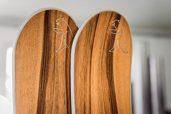Esquís de alta calidad con un núcleo de madera patentado