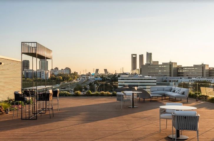 Tarima de bambú DASSO, de GABARRÓ, para un edificio de oficinas de Madrid